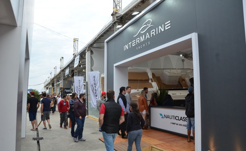 Barcos Intermarine no Salão Náutico em Itajaí