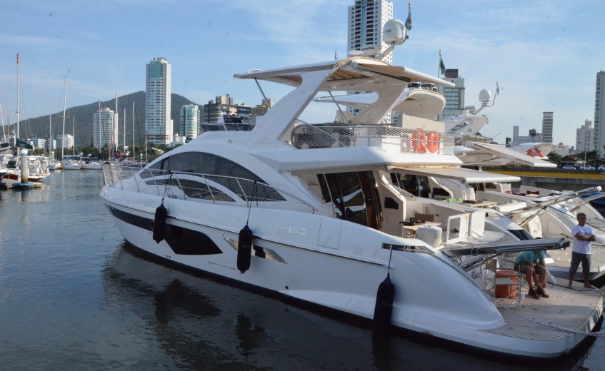 Barcos Intermarine no Salão Náutico em Itajaí