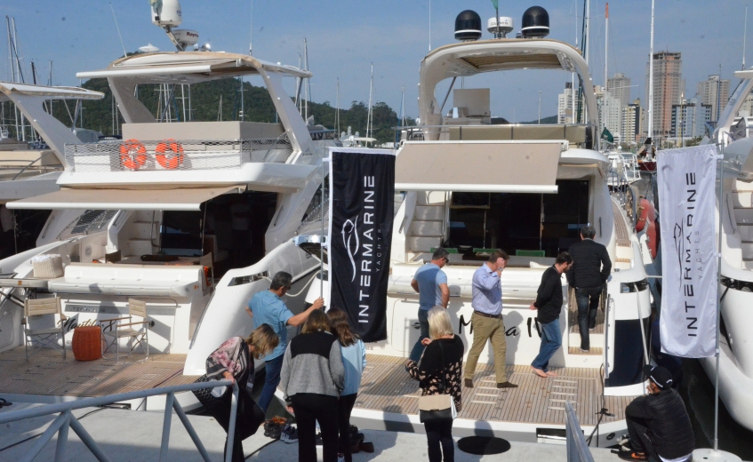 Barcos Intermarine no Salão Náutico em Itajaí