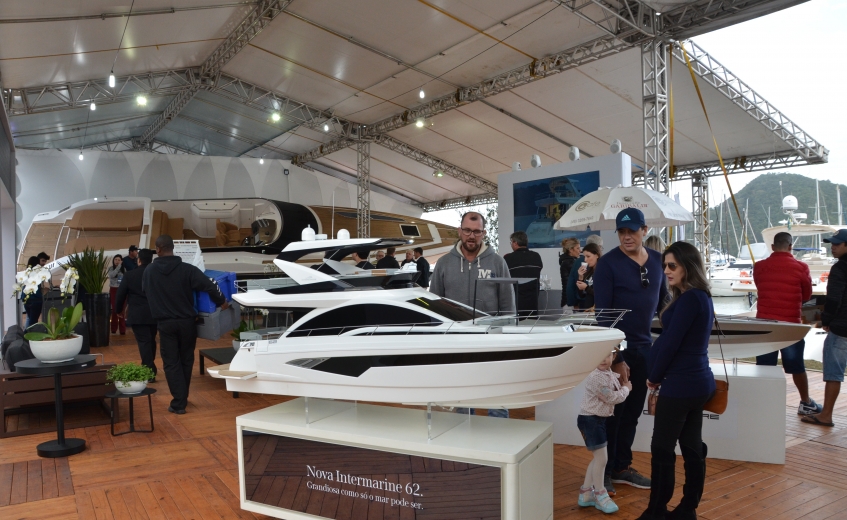 Barcos Intermarine no Salão Náutico em Itajaí