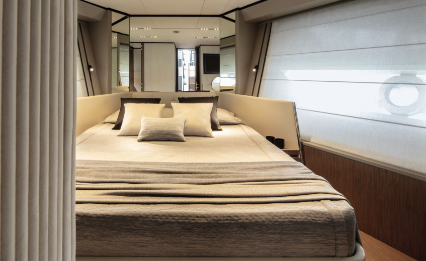 Ferretti Yachts 720