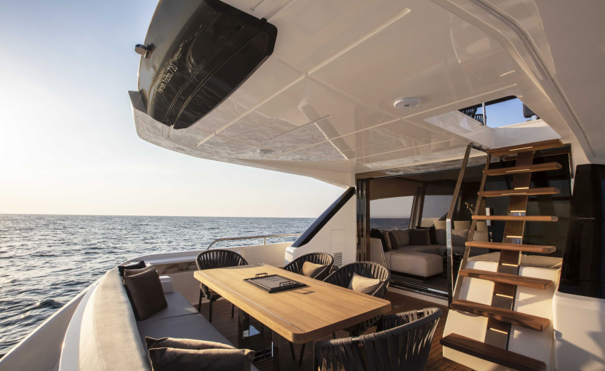 Ferretti Yachts 720