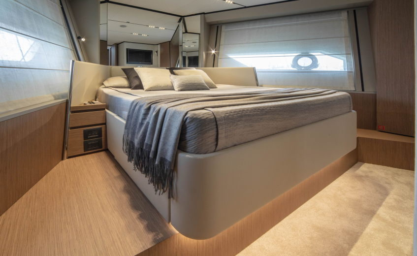 Ferretti Yachts 720