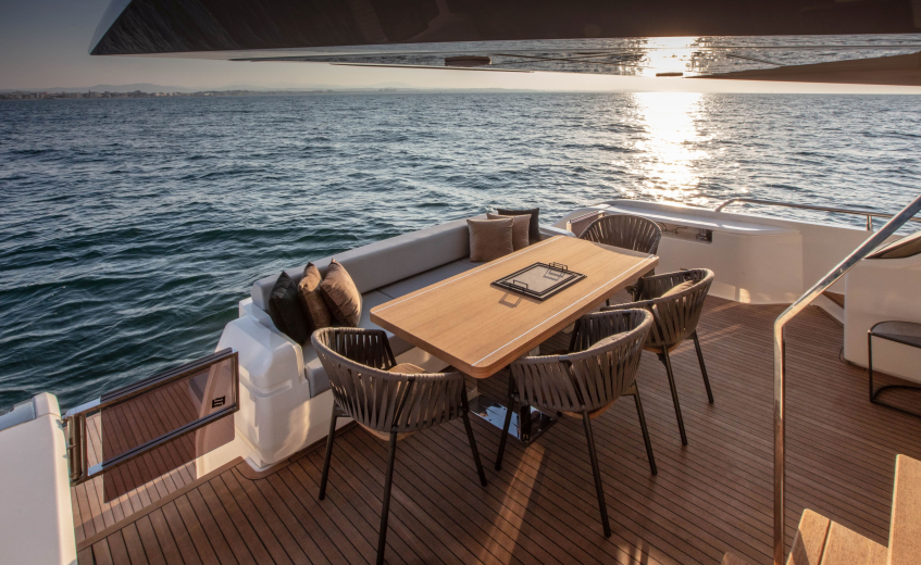 Ferretti Yachts 720